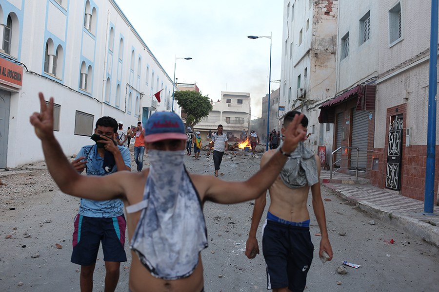 مواجهات في شوارع الحسيمة بين الأمن والمتظاهرين / ت: ياسين تومي