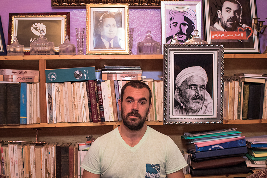 ناصر الزفزافي في بيته قبل أيام من اعتقاله / ت: ياسين تومي
