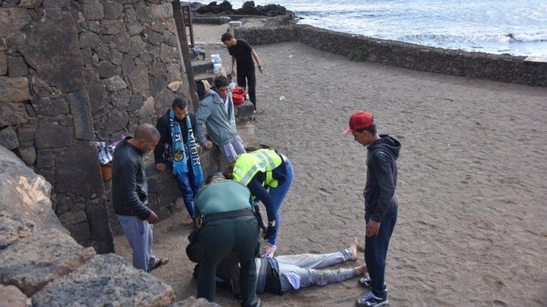  مغاربة يموتون بالبرد في طريقهم إلى الهجرة نحو جزر إسبانيا