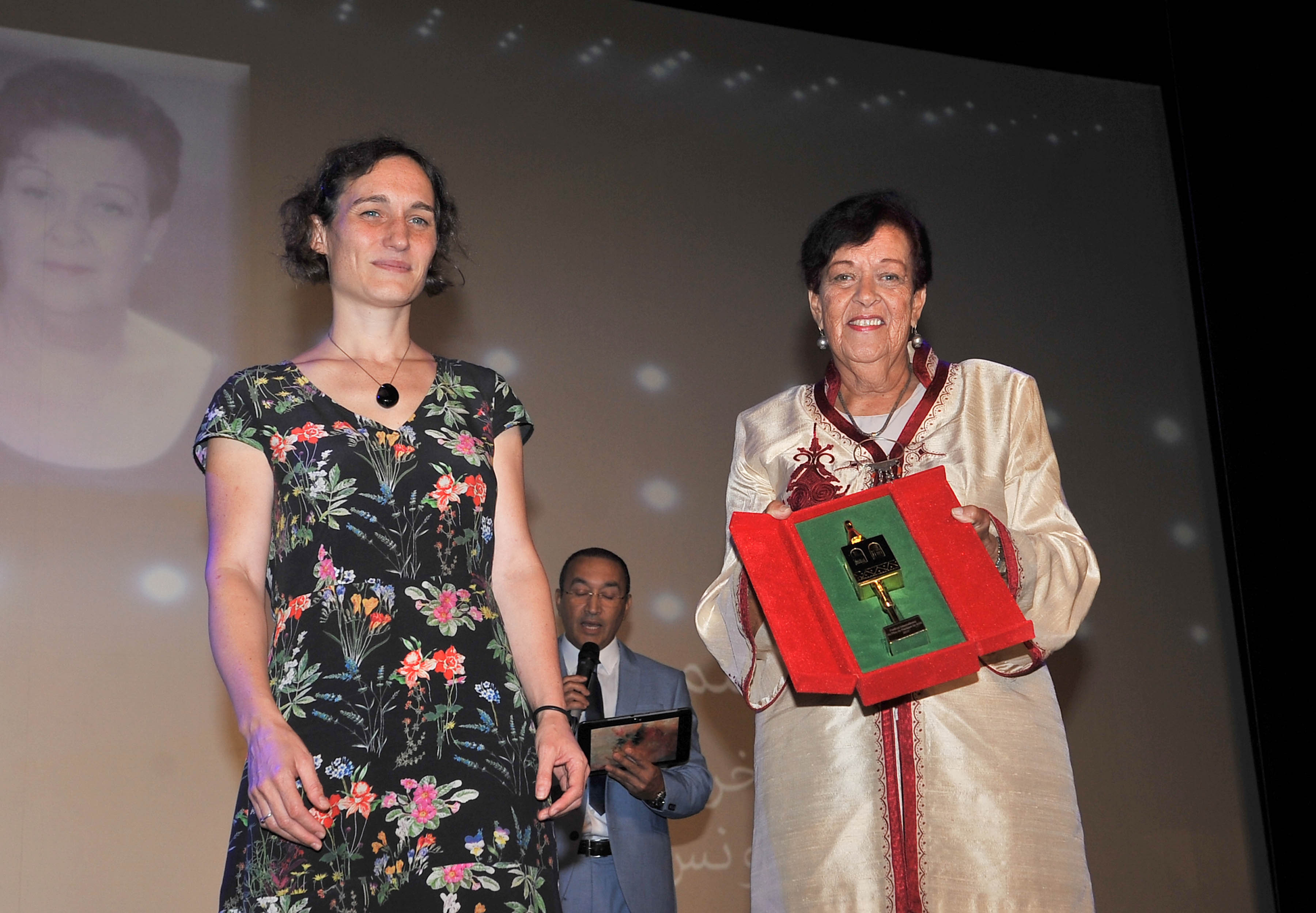 لحظة تكريم المخرجة التونسية سلمى بكار (يمينا) خلال الافتتاح / تصوير: رشيد تنيوني